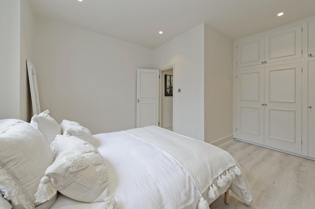 Property photo 2 of 6 Bedroom