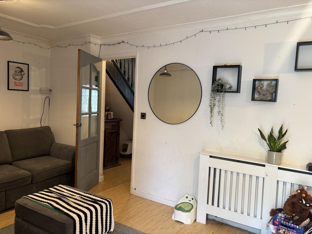 Property photo 3 of 18 Living Room