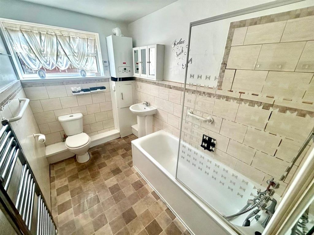 Property photo 3 of 10 Bathroom.Jpg