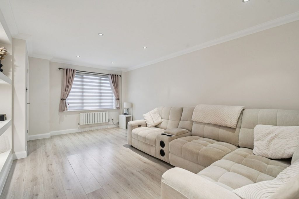 Property photo 2 of 21