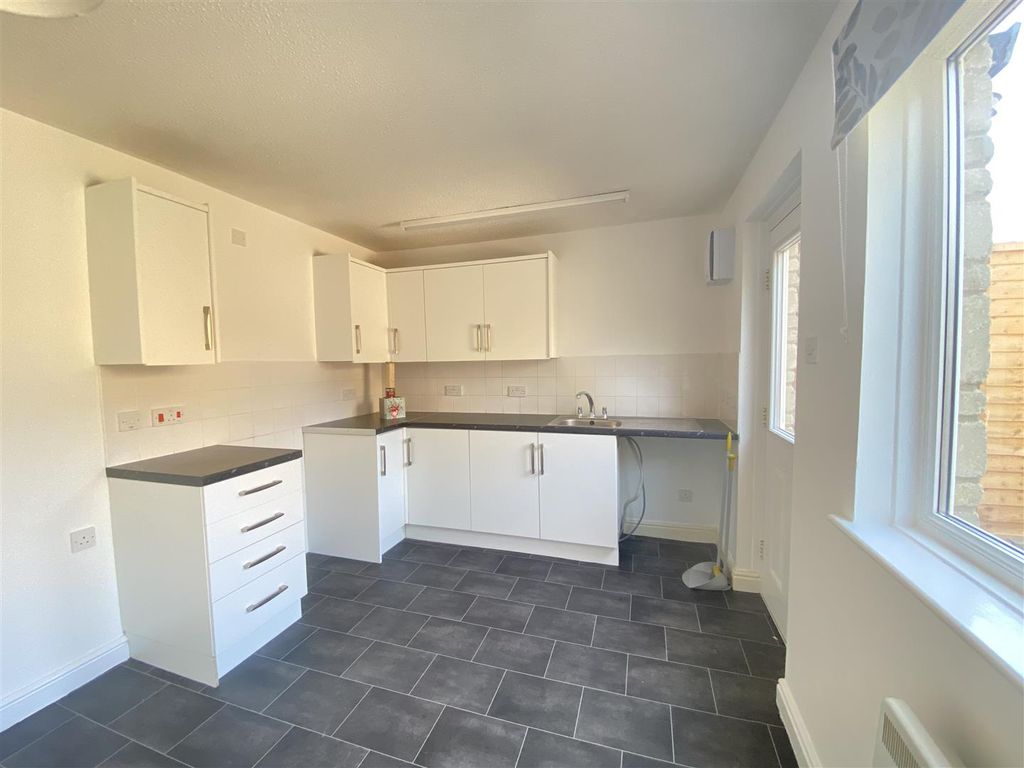 Property photo 3 of 8 Kitchen