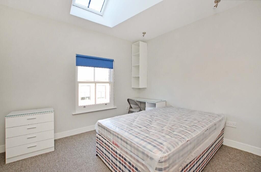 Property photo 3 of 15 A Bright And Tidy Double Bedroom Featuring A Comfo...