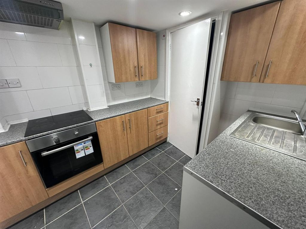 Property photo 2 of 6 Kitchen