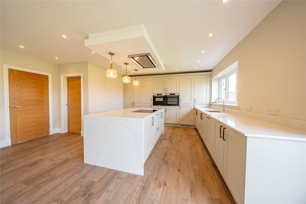 Property photo 3 of 25 Dining-Kitchen 3