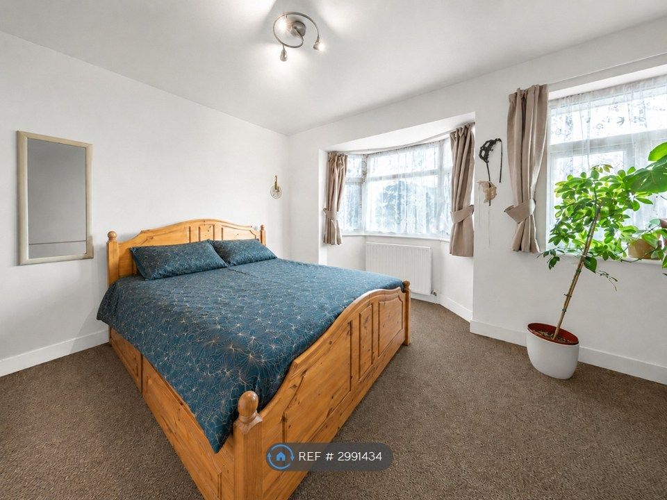 Property photo 3 of 20 Generous Principal Bedroom With Bay Windows