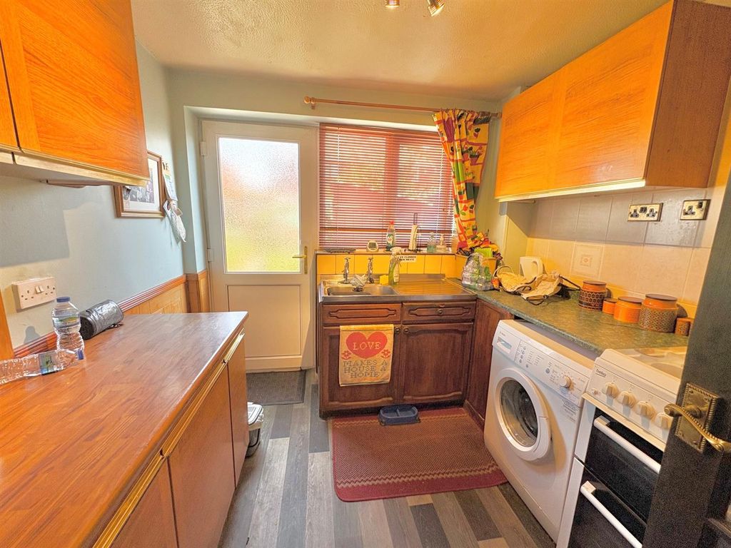 Property photo 3 of 11 Kitchen.Jpg