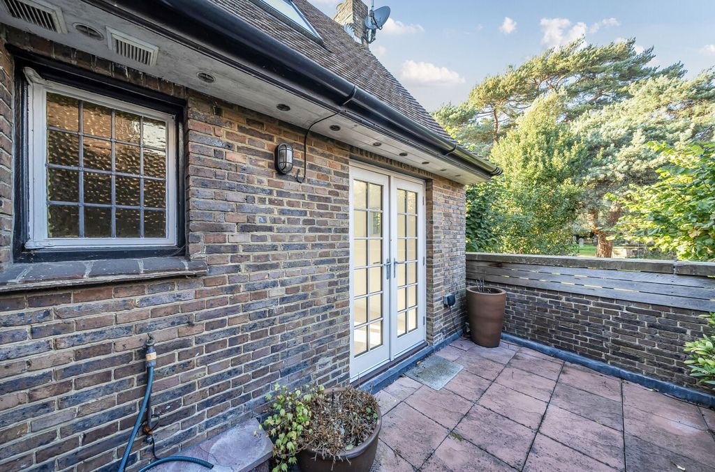 Additional image 9 of 2 bed flat for saleHigh Street, East Grinstead, West Sussex RH19