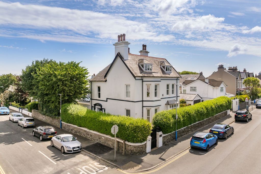 Property photo 2 of 34