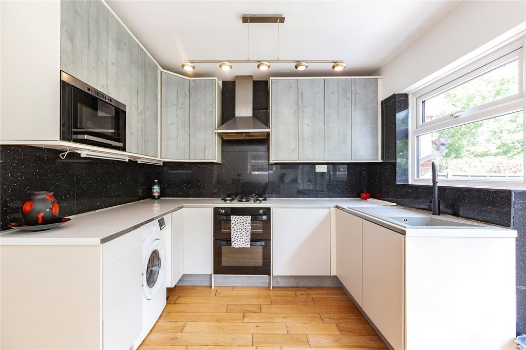 Property photo 3 of 18 Kitchen
