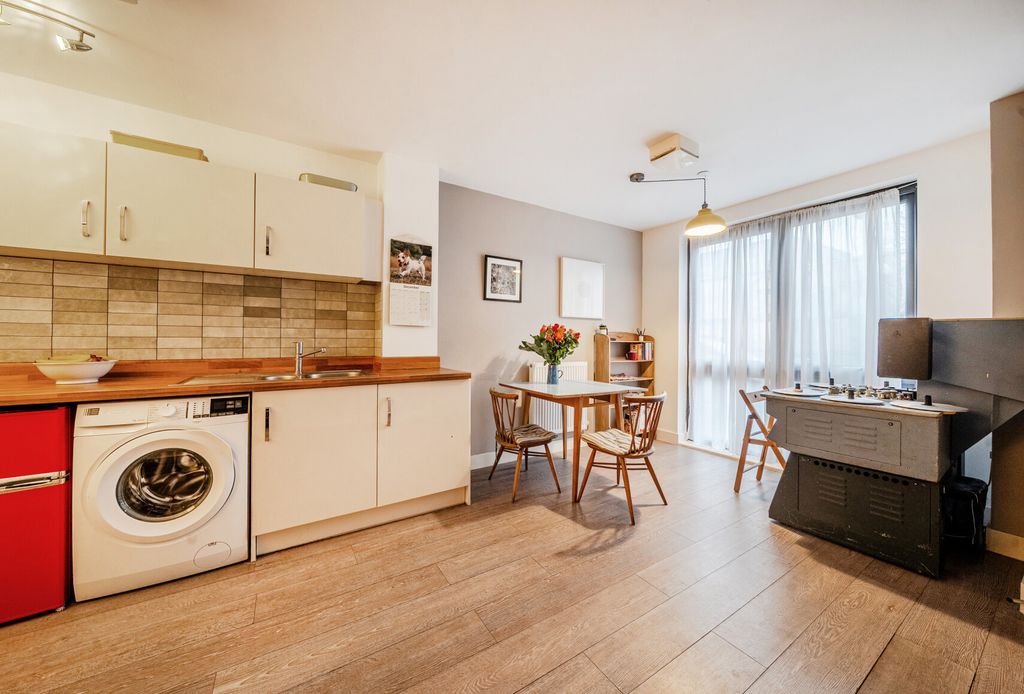 Property photo 2 of 16 1393833-18-694299...