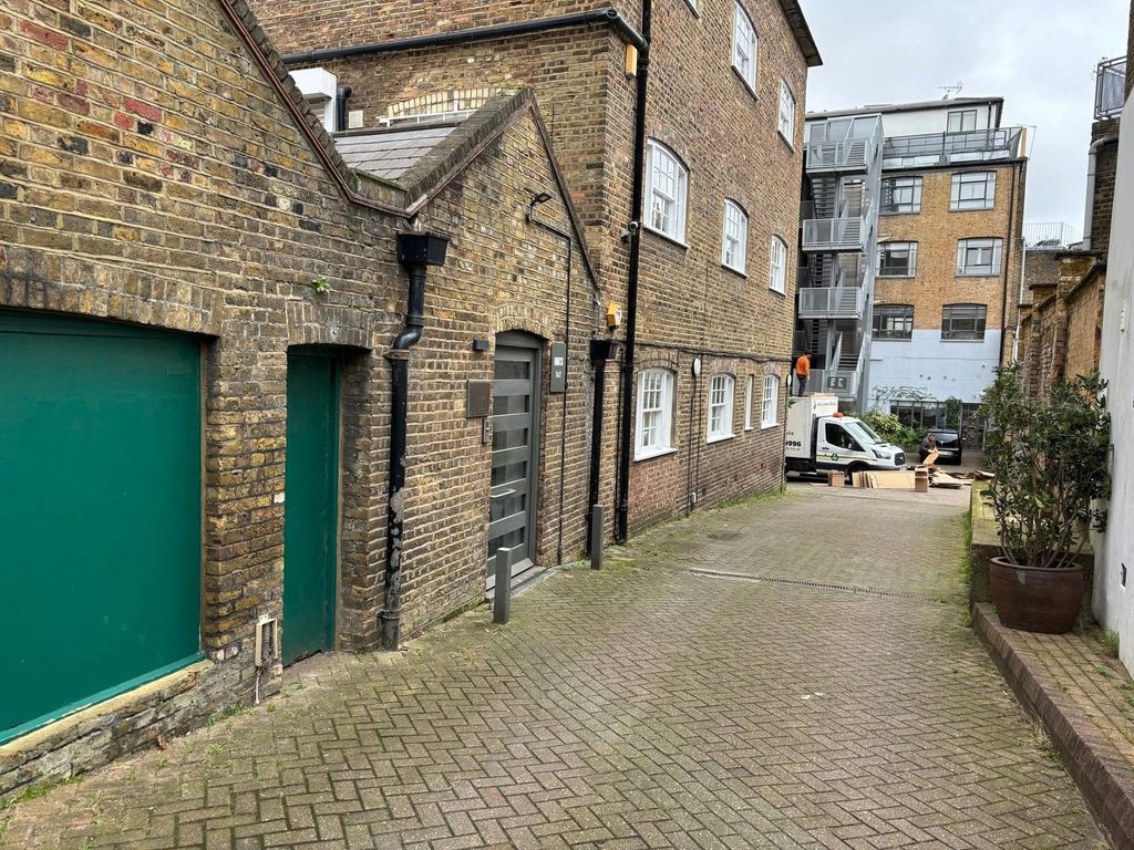 Property photo 2 of 6 Building Main Entrance.Jpg