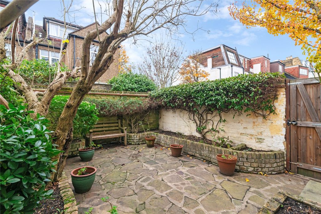 Property photo 3 of 12 Garden
