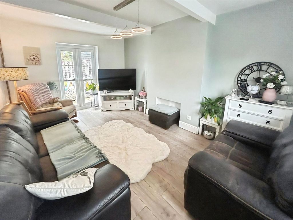 Property photo 3 of 11 Lounge