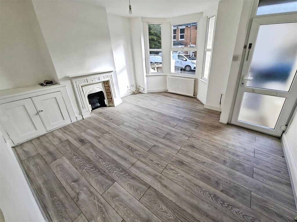 Property photo 3 of 23 Lounge