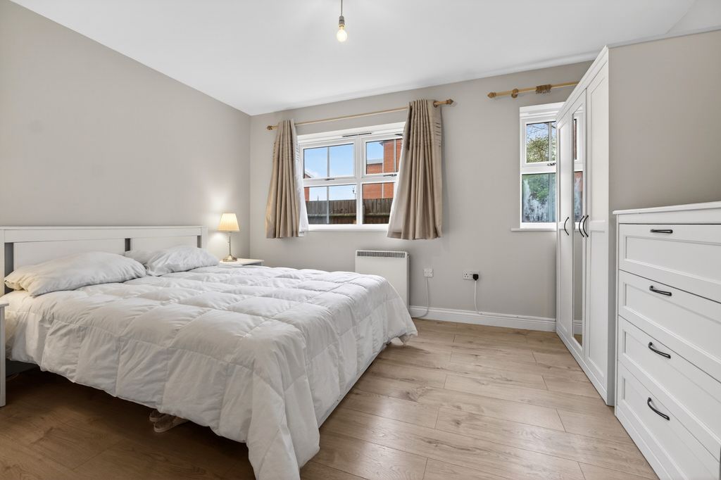 Property photo 3 of 10 Bedroom 1 (2)