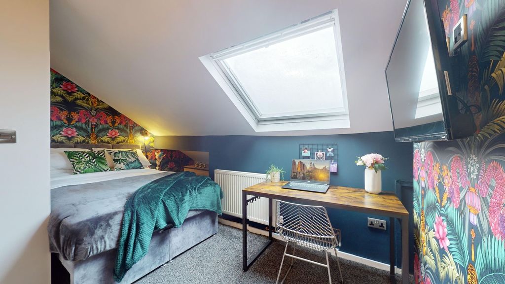 Property photo 3 of 12 This Inviting Double Bedroom Features A Cozy Bed A...