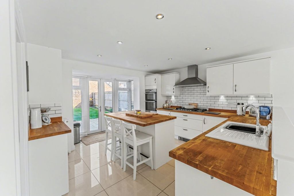 Property photo 3 of 28