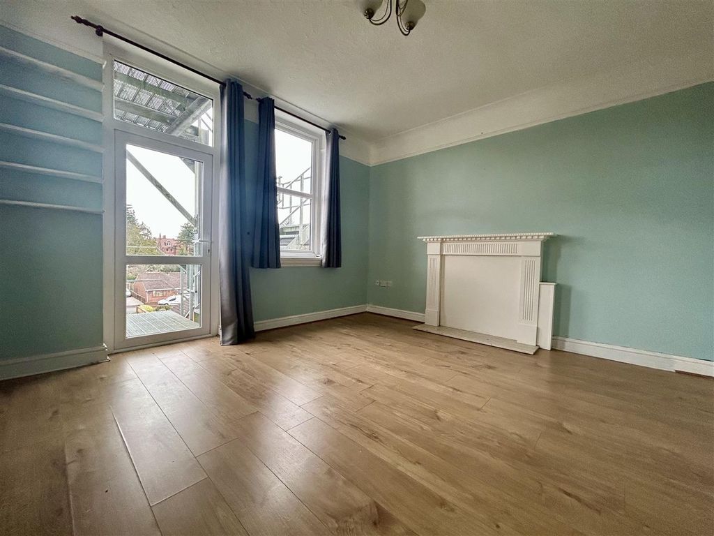 Property photo 2 of 12 Living Rom