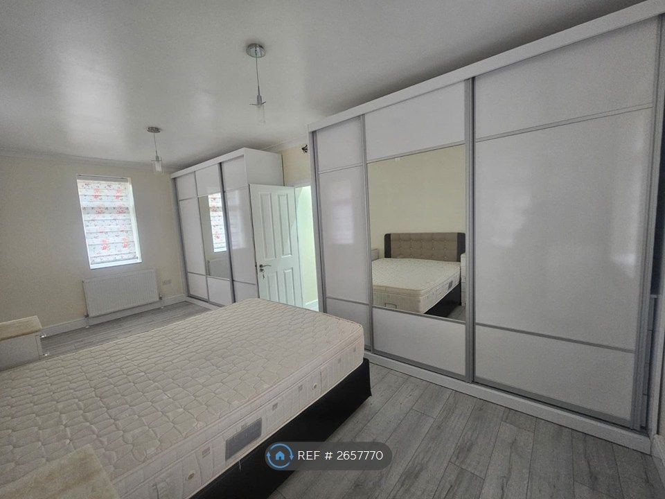 Property photo 1 of 25 Master Room 2