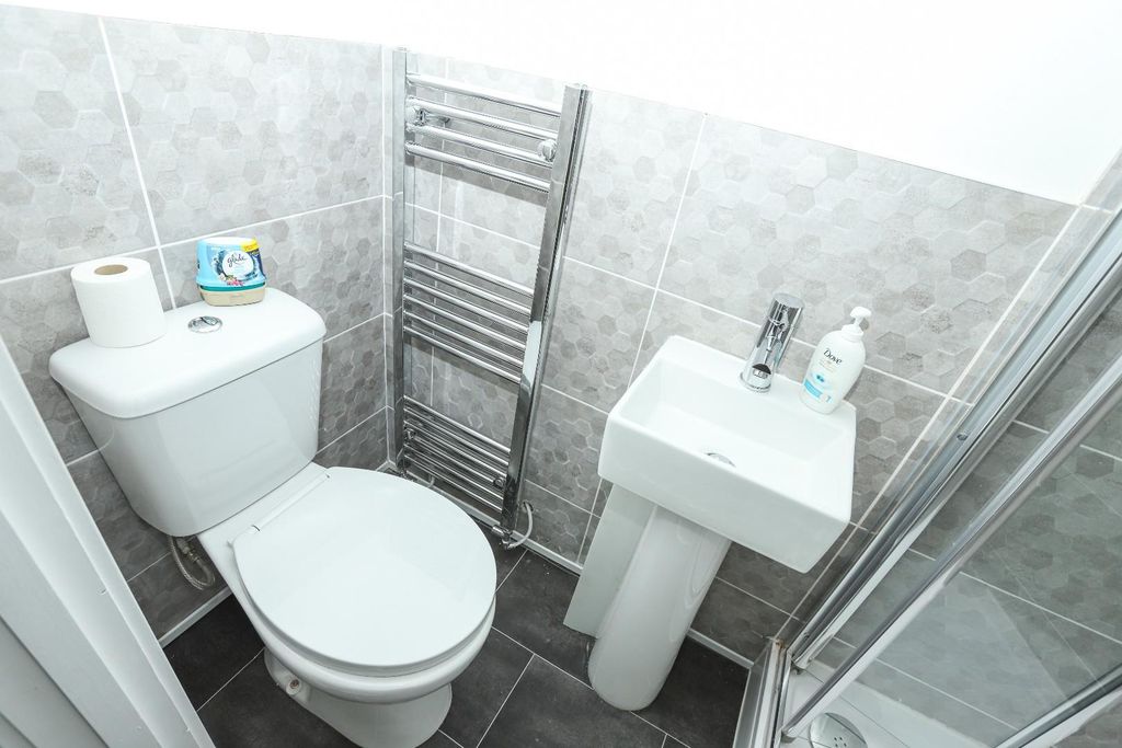 Property photo 3 of 17 71 Wellesley #3.Jpg