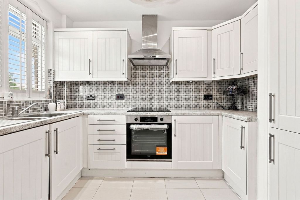 Property photo 2 of 13 Fitted Kitchen