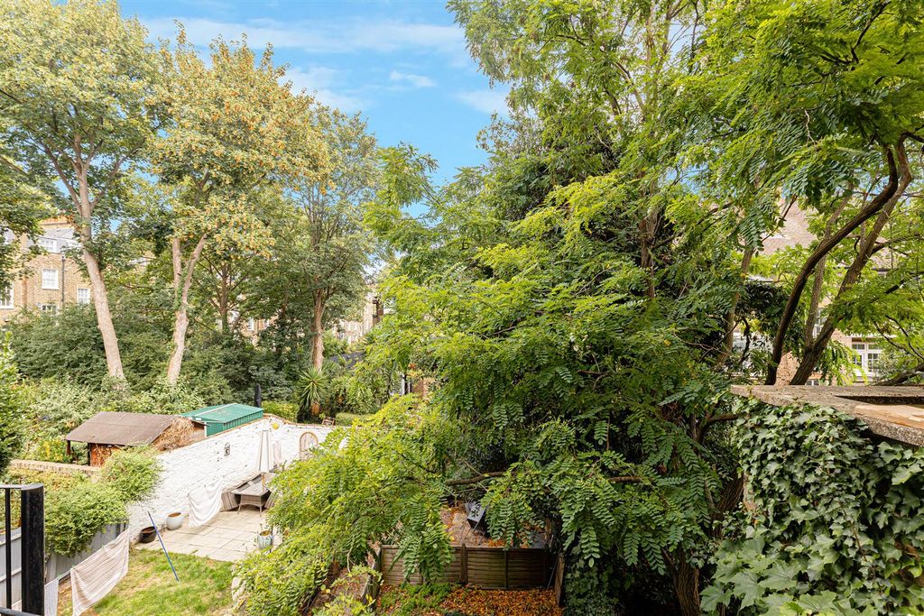 Property photo 3 of 17 Claremont Square (14).Jpg