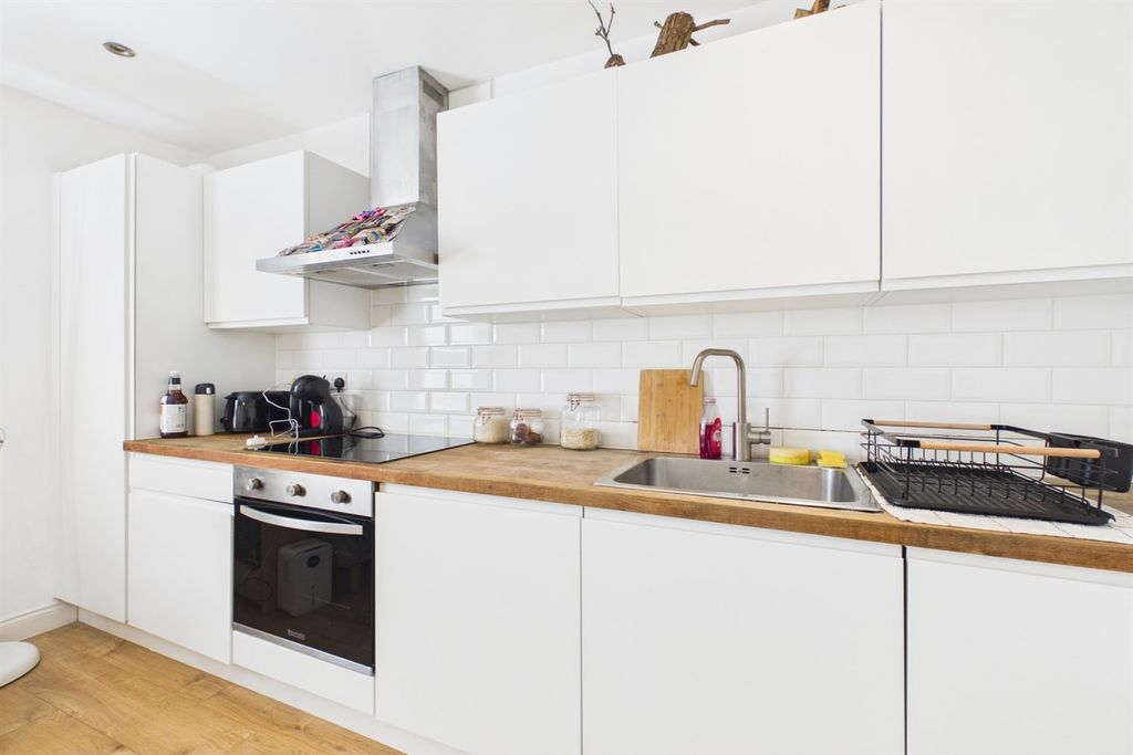 Property photo 2 of 11 Kitchen