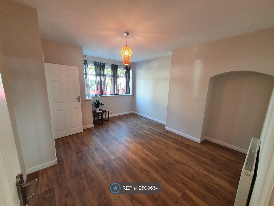Property photo 3 of 26 Living Room (1)