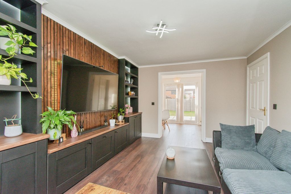 Property photo 3 of 19 Lounge