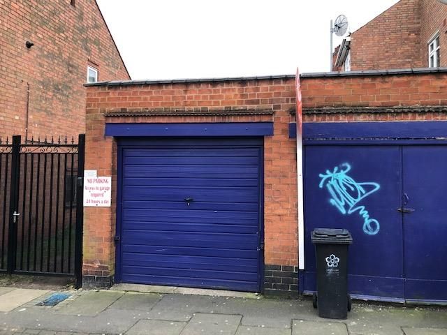 Property photo 1 of 2 Garage