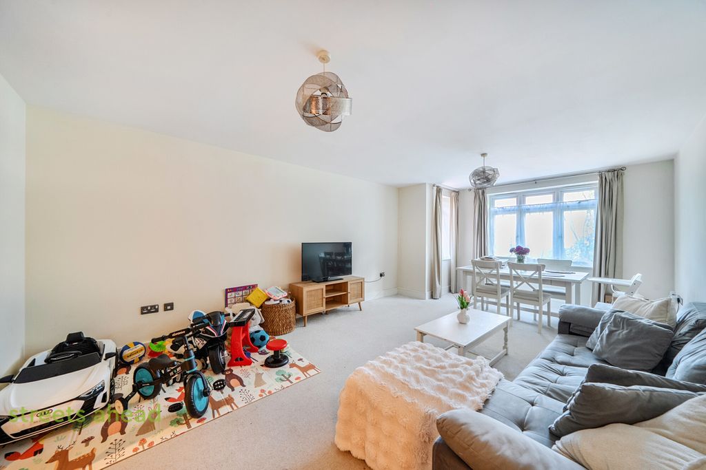 Property photo 3 of 17 De92F071-2405-413...