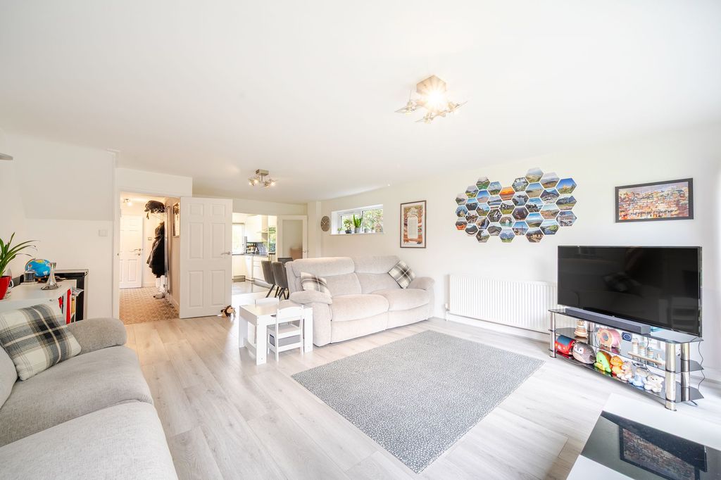 Property photo 1 of 13 Lounge