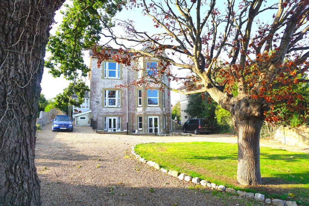 Property photo 2 of 24