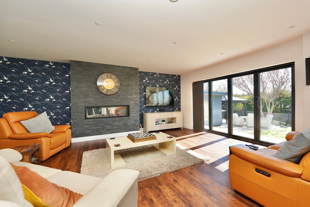 Property photo 2 of 26