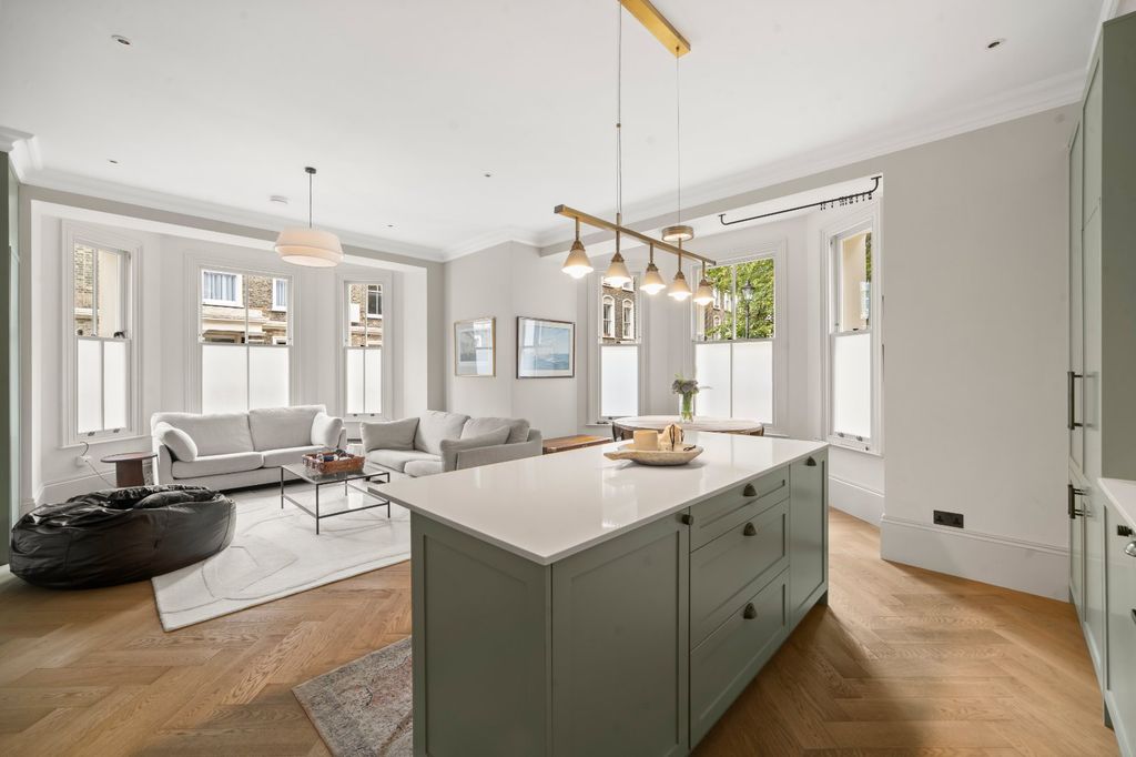 Property photo 3 of 10 Kitchen/ Reception