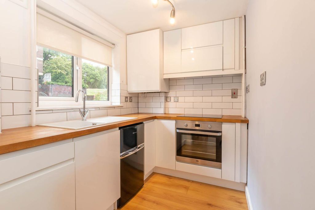 Property photo 1 of 9 Kitchen