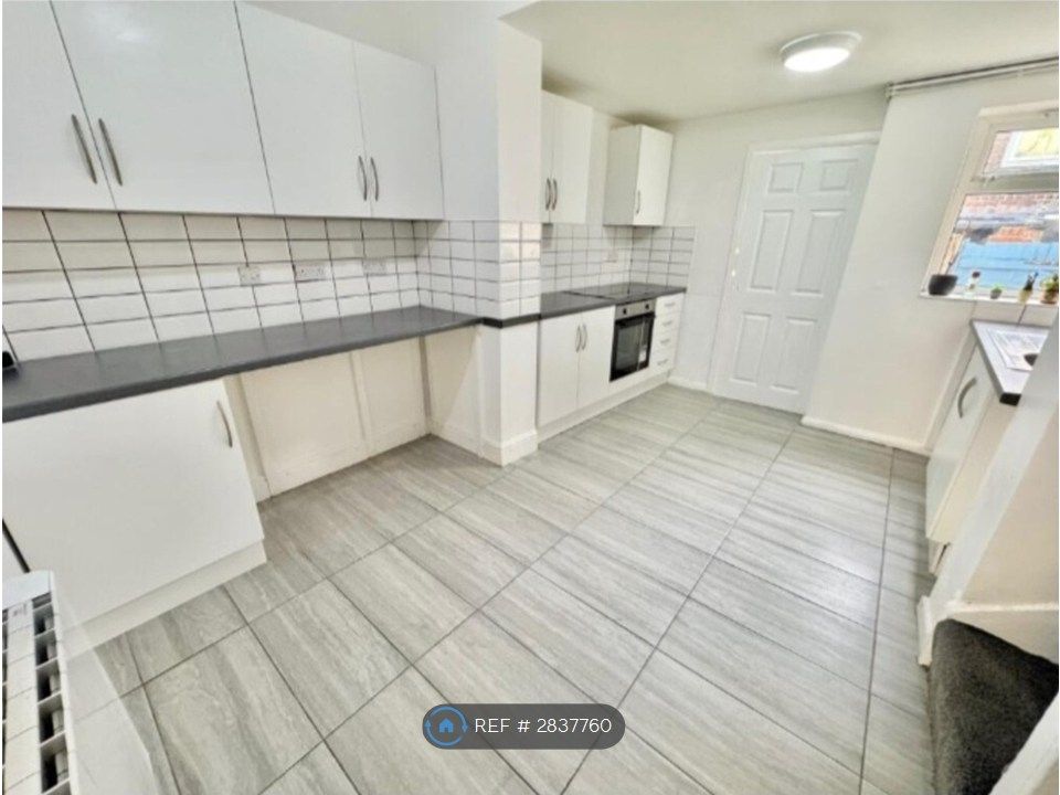 Property photo 1 of 7 Kitchen