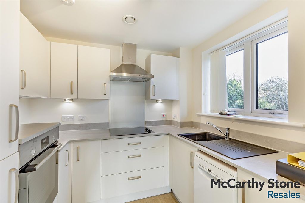 Property photo 2 of 19 Kitchen: