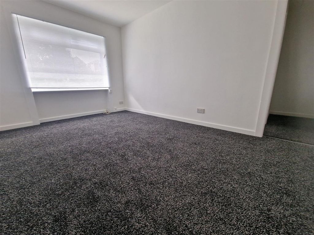 Property photo 2 of 18 Lounge