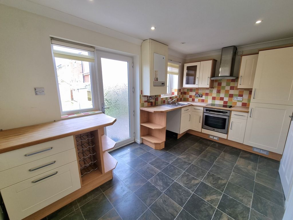 Property photo 2 of 11 Kitchen