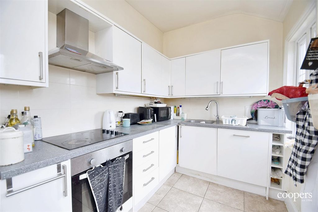 Property photo 2 of 10 Kitchen