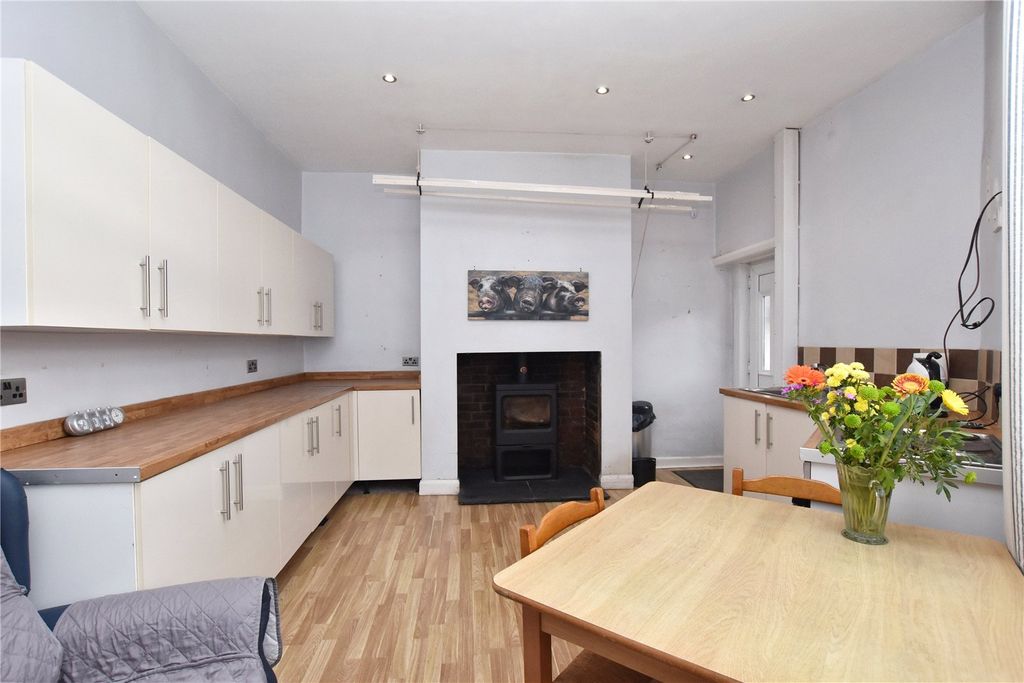 Property photo 2 of 25 Picture No. 30