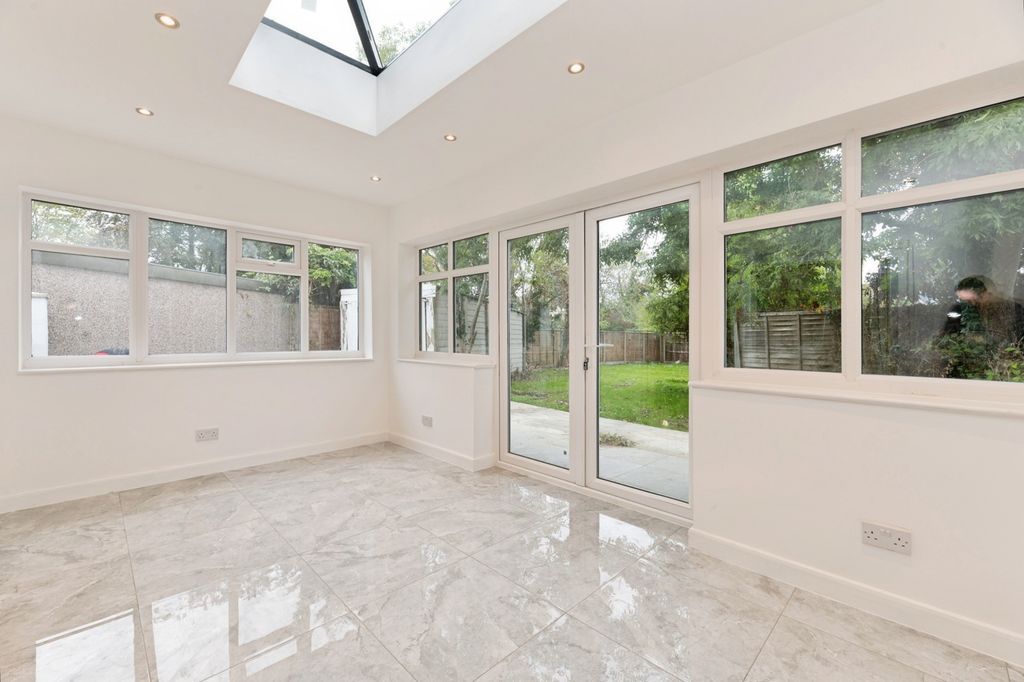 Property photo 3 of 16 Conservatory