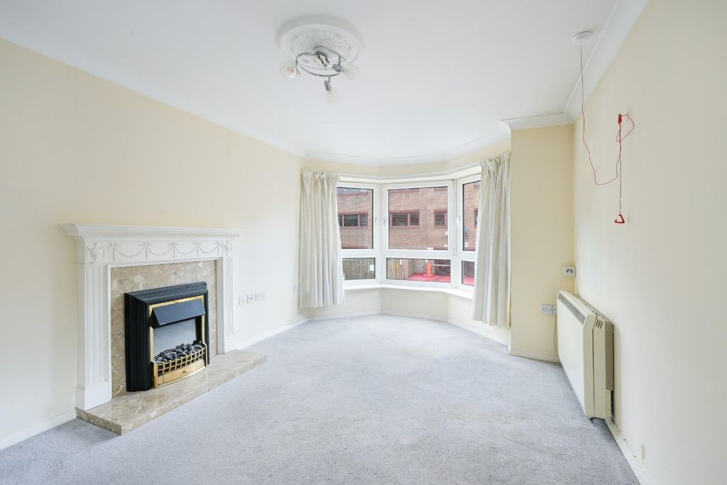 Property photo 2 of 13 Ashurst