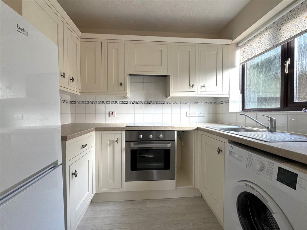 Property photo 3 of 9 Kitchen