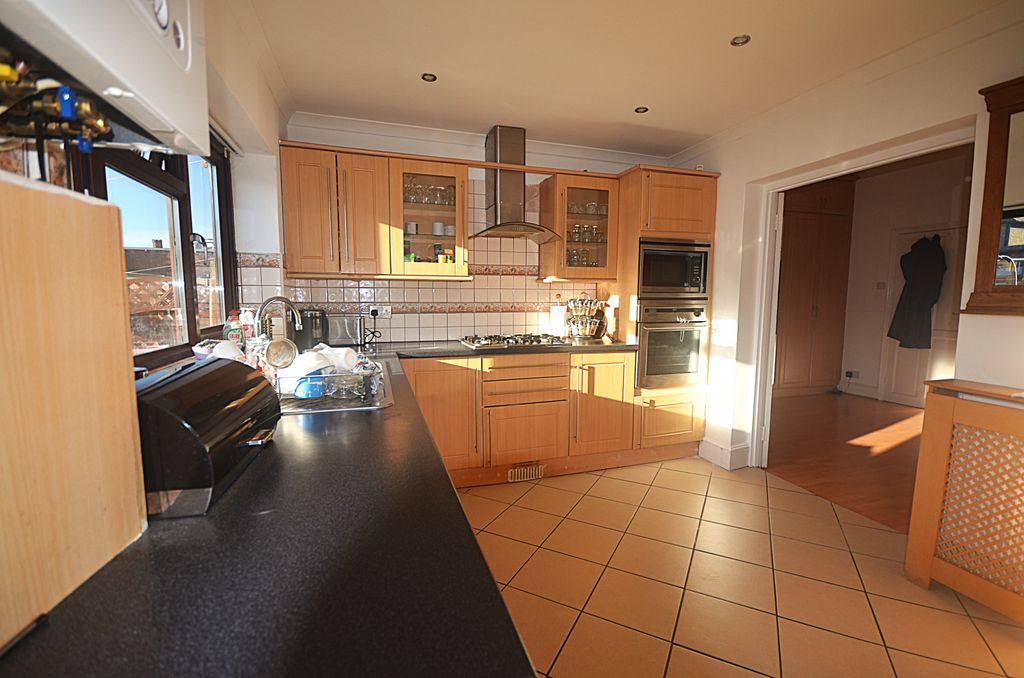 Property photo 1 of 10 Five Bedroom Terraced House To Rent Castleton Road, Ilford Ig3