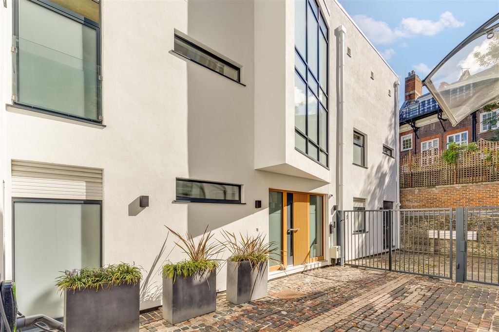 Property photo 2 of 21 Rosslyn Mews 5-81.Jpg
