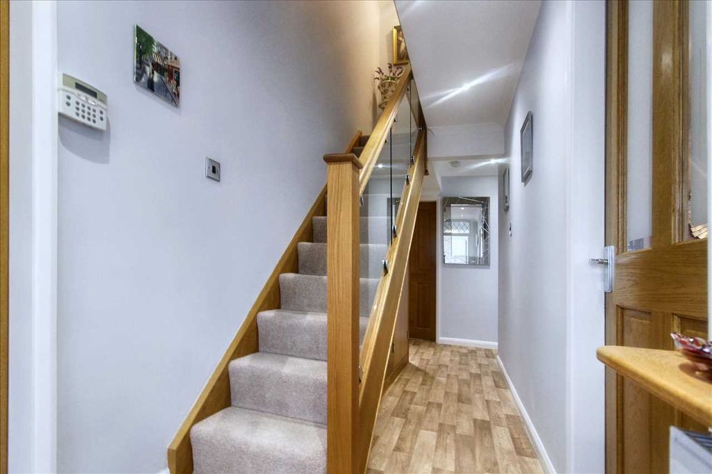 Property photo 3 of 31 Entrance Hall