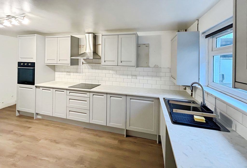 Property photo 2 of 12 Kitchen