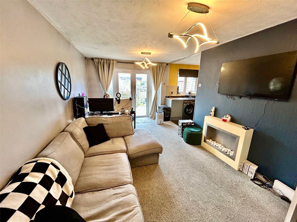 Property photo 2 of 16 Lounge